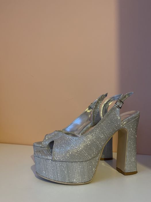 Продавам токчета за бал и за сладба и др.