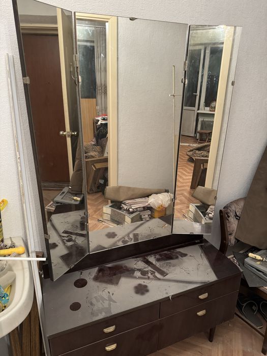 Трюмо с зеркалом