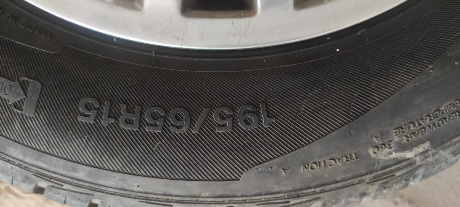 Продавам алуминиеви джанти със гуми