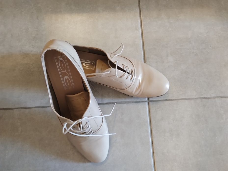 Vând pantofi din piele naturala