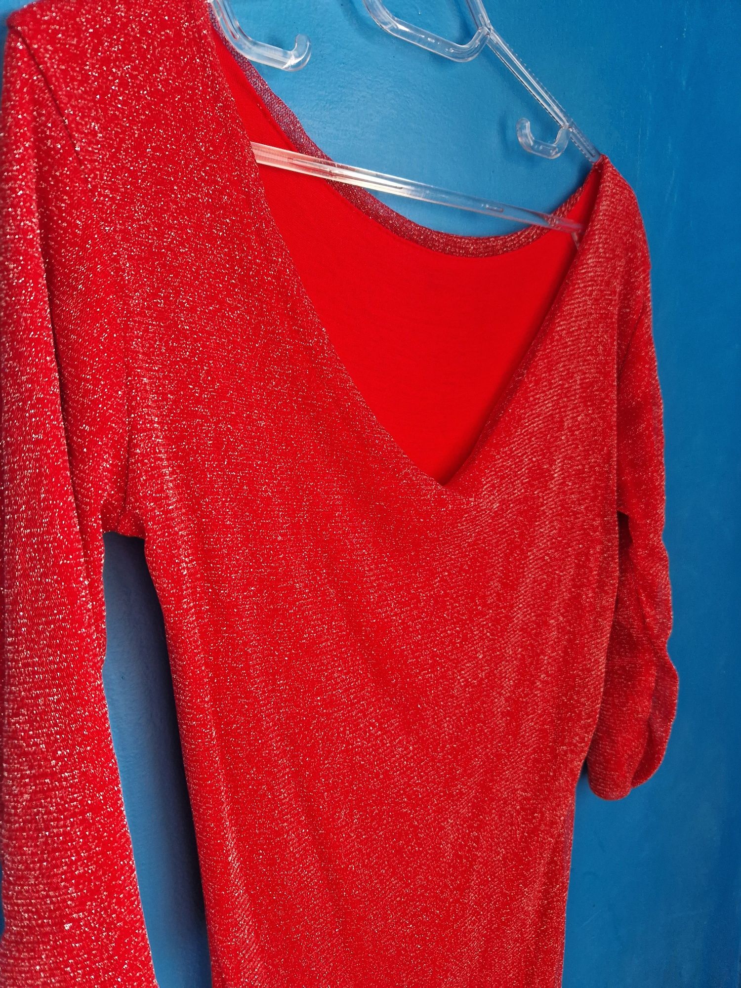 Червена рокля със сребристи нишки