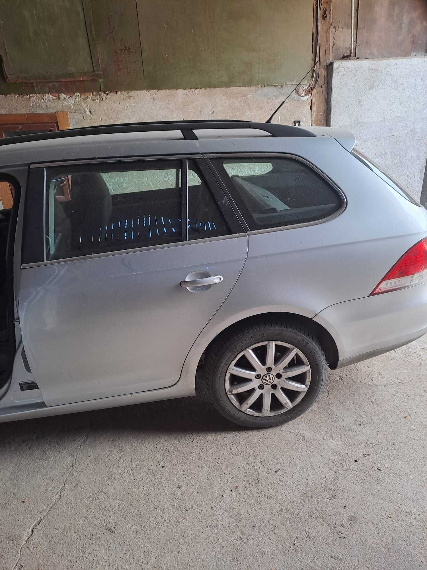 De vanzare golf V, 2TDI, an 2008, avariat fata stânga.