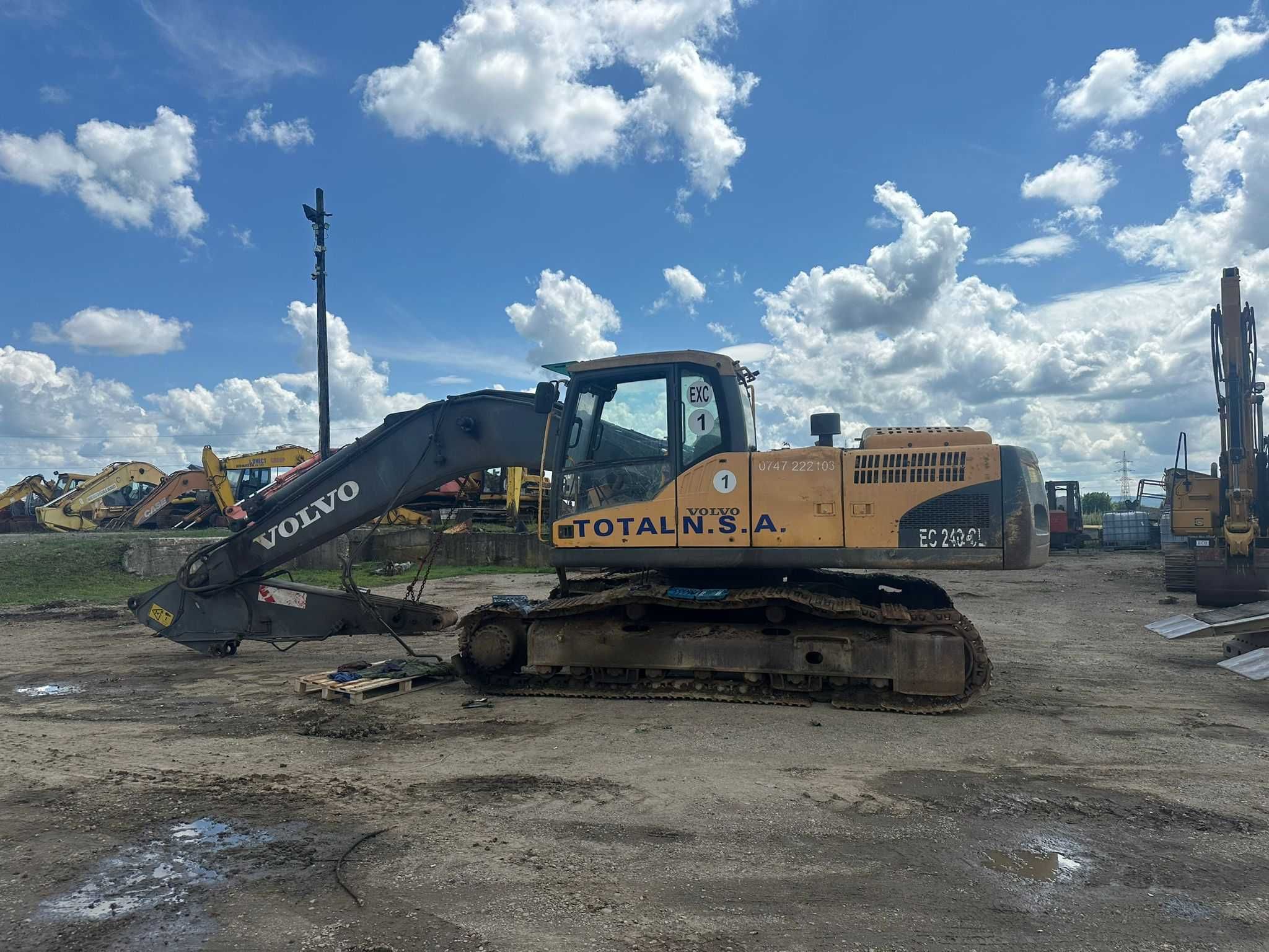 Dezmembrez excavator pe senile Volvo EC240 CL