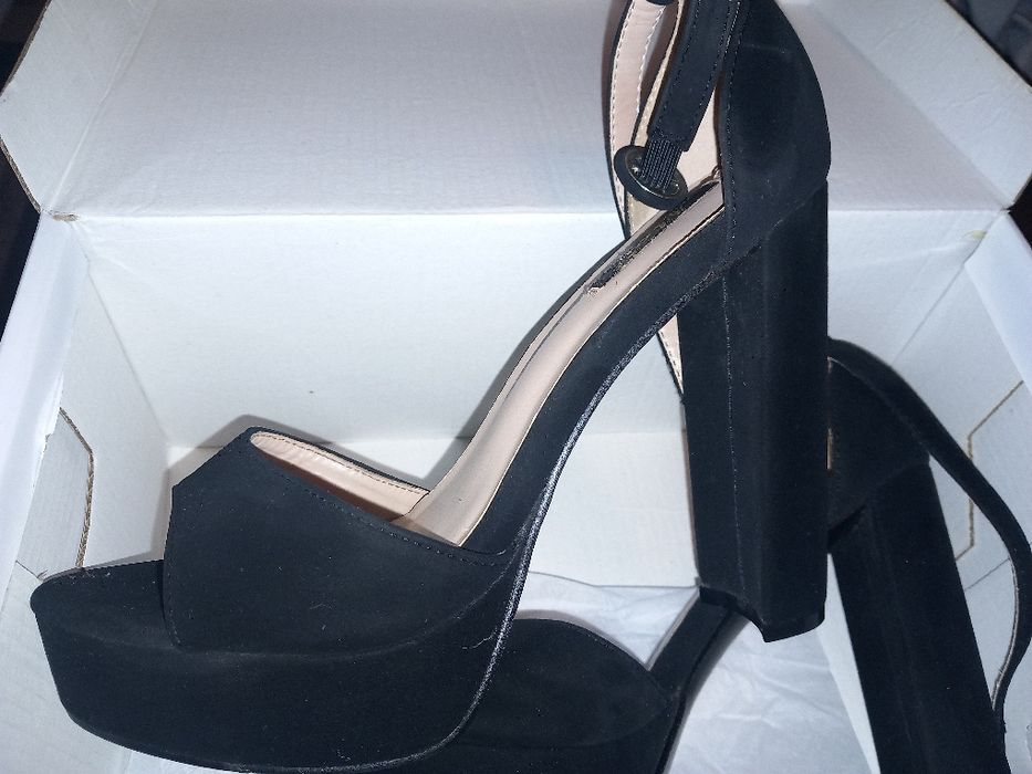 Vând sandale cu toc și platformă