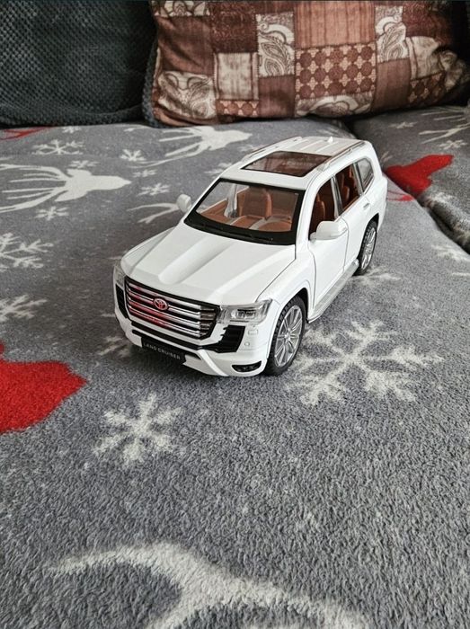 Macheta metalica toyota land cruiser scara 1:24 noua