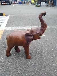 Elefant din piele confecționat manual