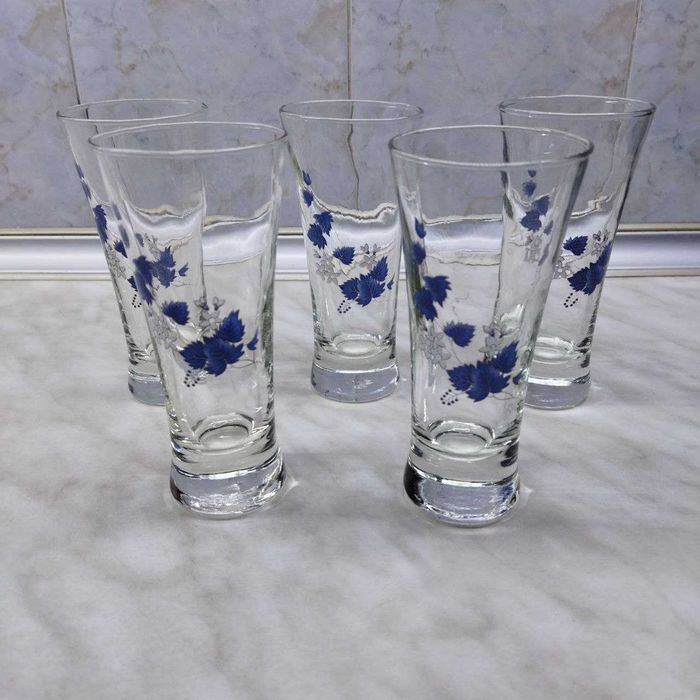 Хрустальные, стеклянные фужеры и рюмочки-стопочки.