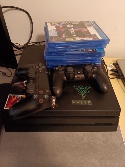 PS4 pro 1 TB 2 manete și 7 jocuri