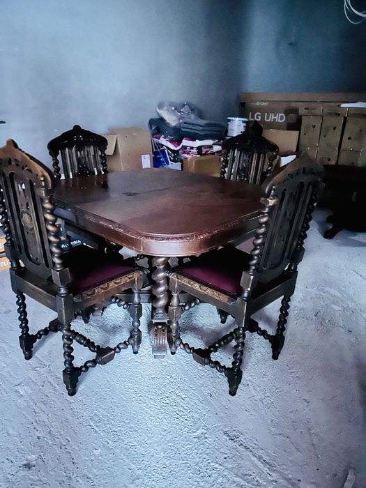 Set mobilier colectie din anul 1800(masa,scaun,ceas antic,dulap)