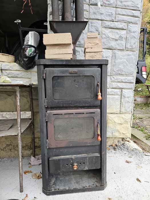 Soba pe lemne cu cuptor