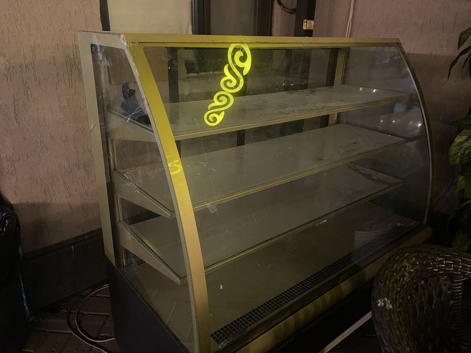 Продам витриный холодильник
