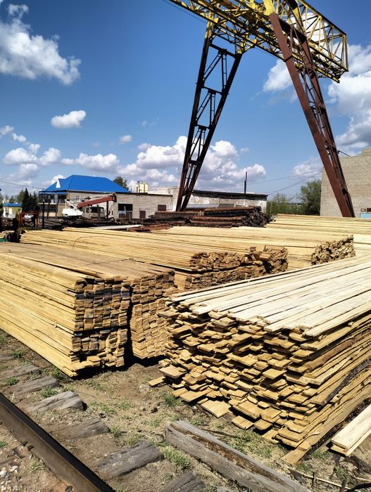 Доска обрезная, необрезная. Горбыль дрова в пачках столбы