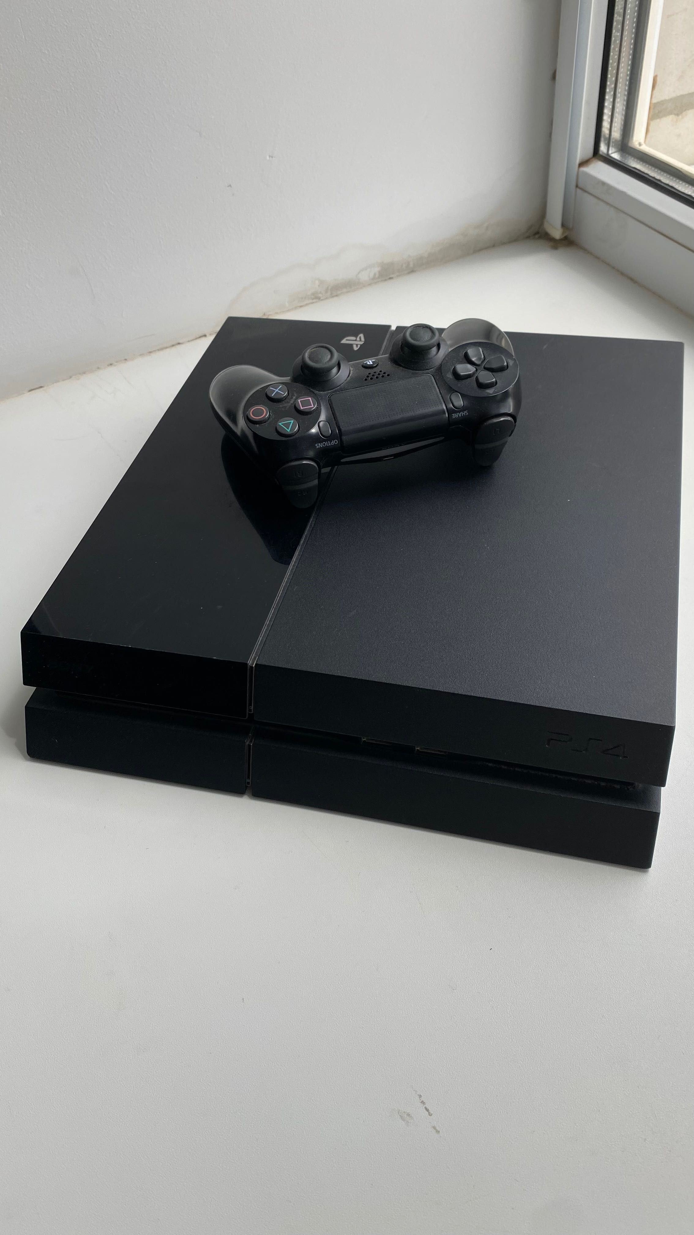 Продаю ps4 б/у в рабочем состоянии