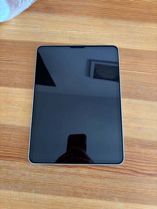 Vand Ipad nou , pret 2500 ron