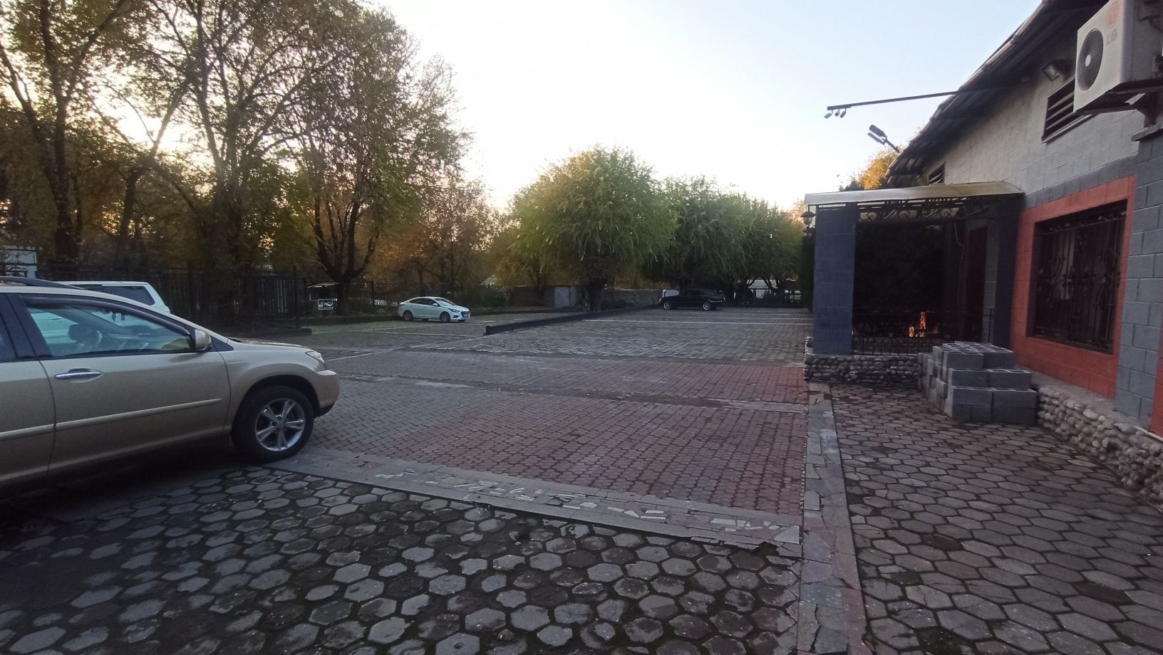 Продаётся действующее кафе на территории 0,5 Га. Район family парка.