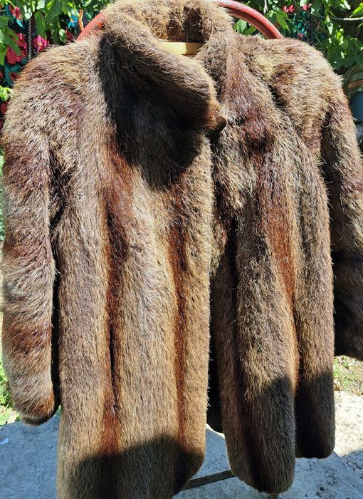 Vând haină de blană nutrie