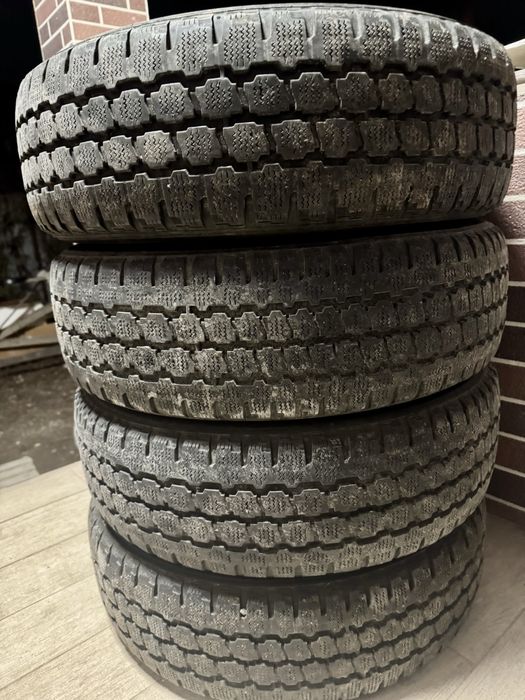 Продам зимние шины Triangle 215/70/R16C