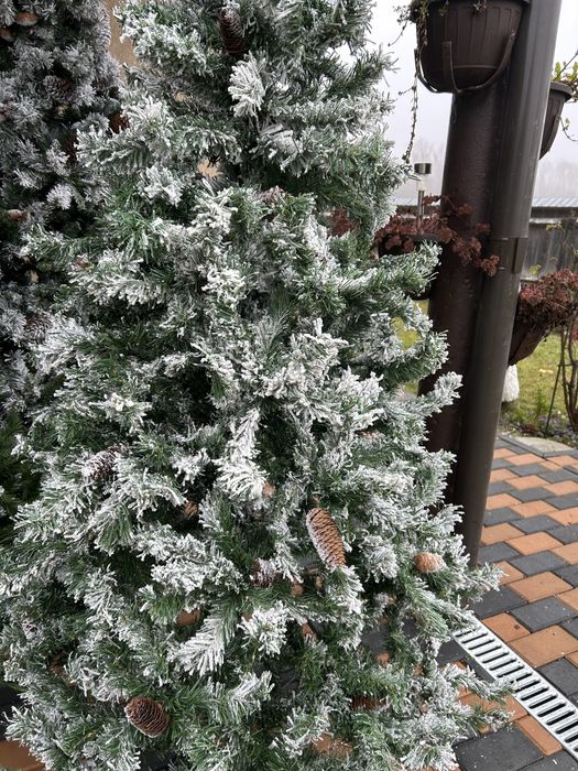 Brad artificial cu zapadă