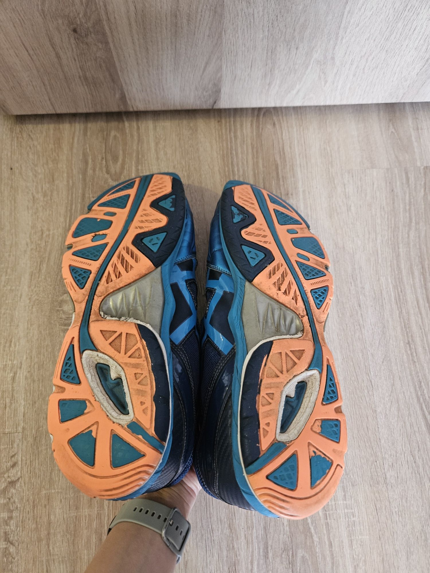 Подарявам мъжки маратонки Asics
