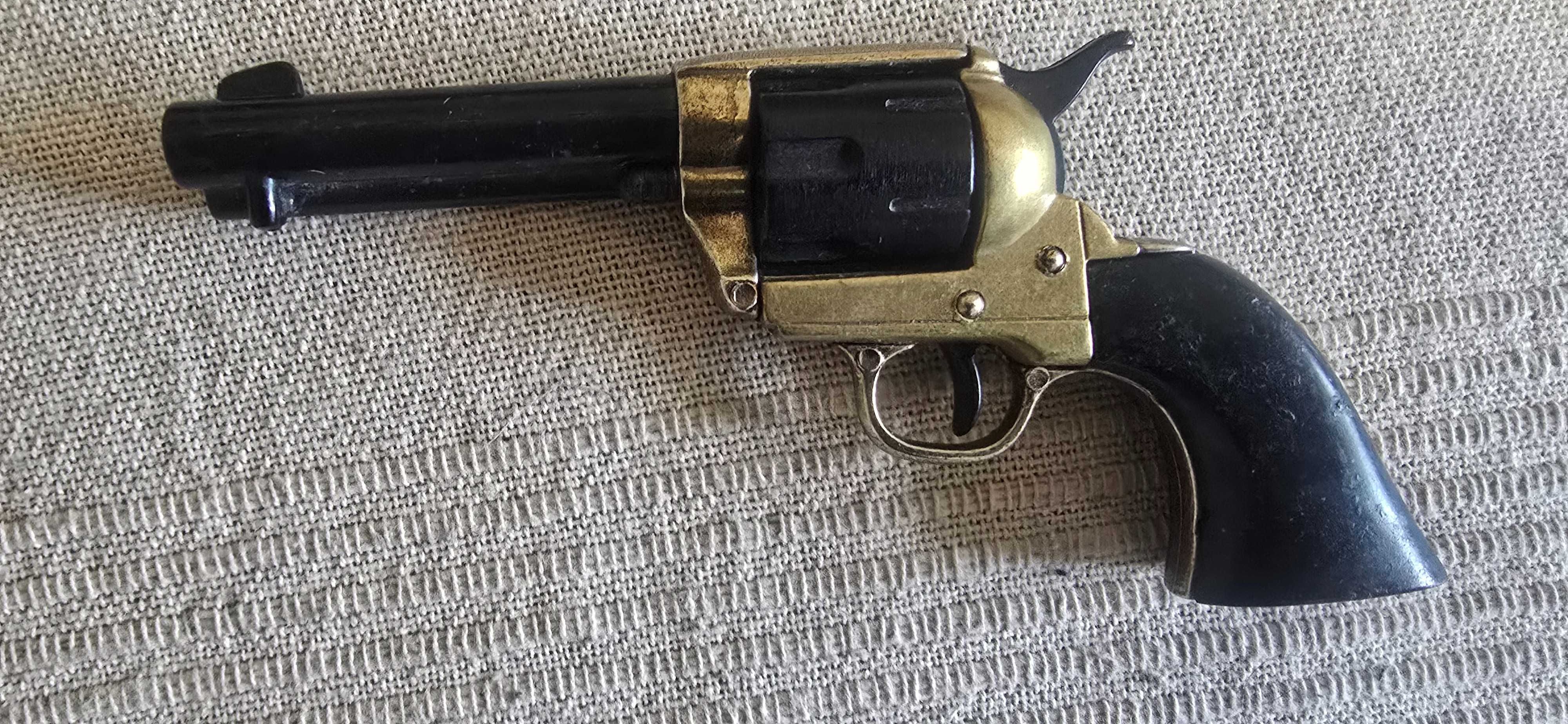 Чисто нов декоративен "Peacemaker" Colt револвер с поставка за стена.