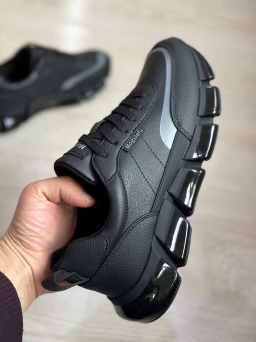 Krossovkalar kuz va qish uchun.