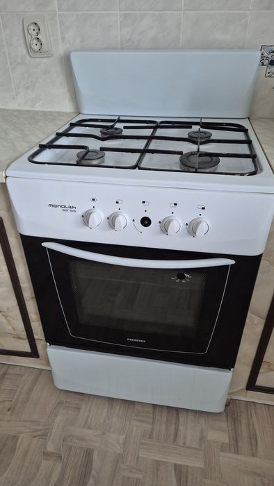 Газовая плита в хорошем состоянии.