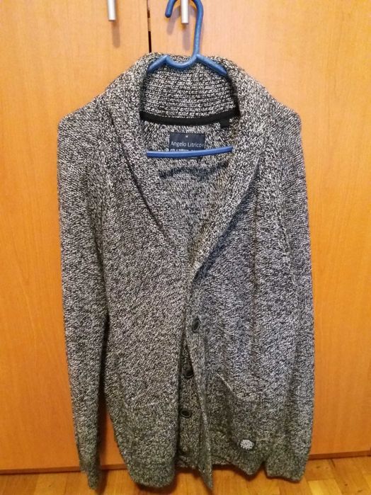 Vand pullover barbatesc marca Angelo Litrico, cu nasturi, marime M