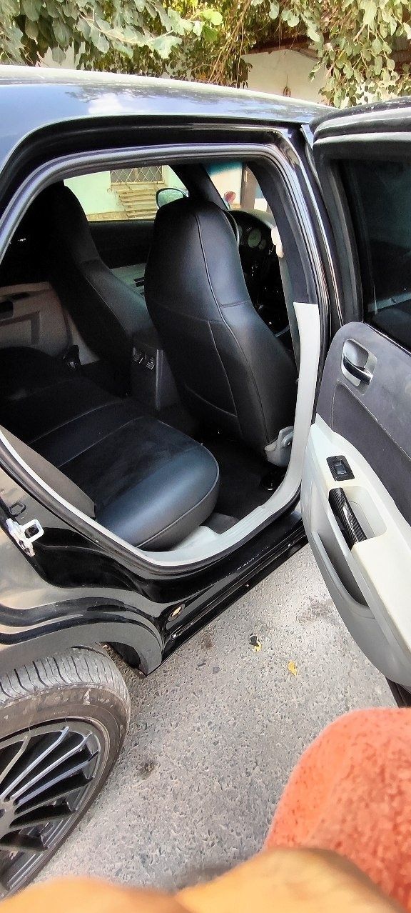 Chrisler 300C sotiladi (Stock)