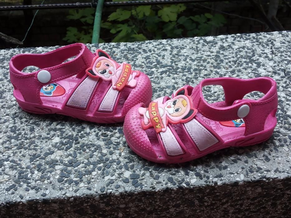 Сандалки, чехлички и пантофки за бебешки крачета