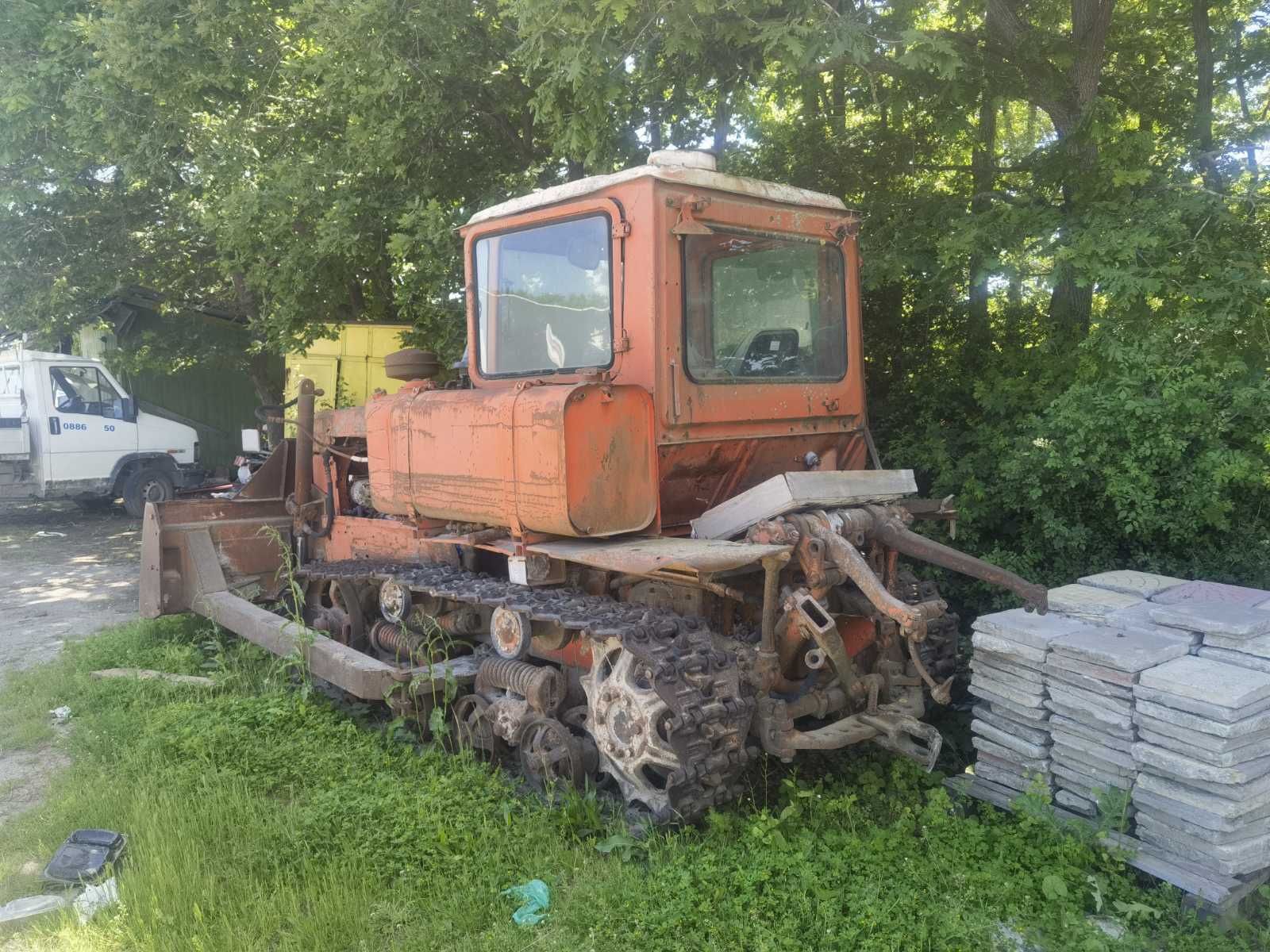 Верижен трактор DT 75