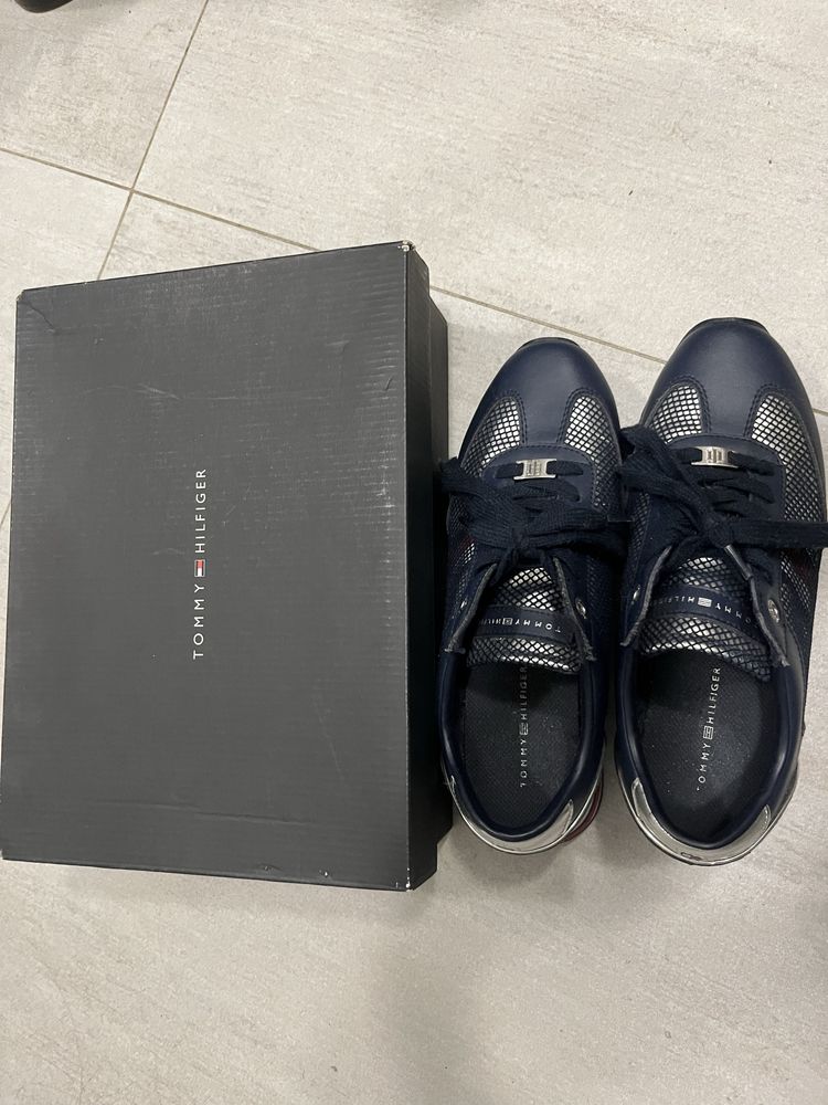 Оригинални маратонки на Tommy Hilfiger