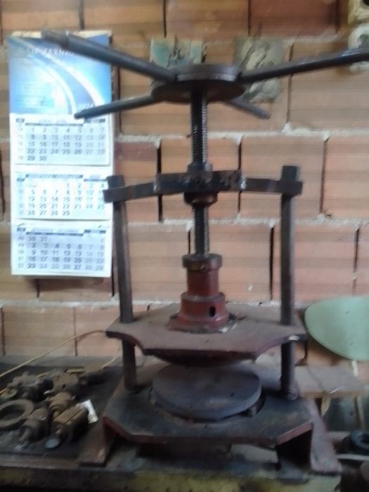 Ръчна винтова преса за каучукови изделия, 1200 W