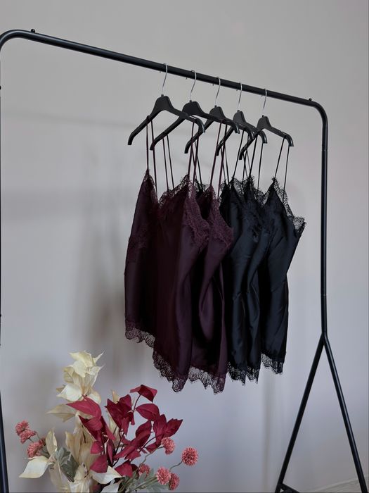 Сатенен топ с дантела