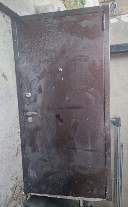Продам входной дверь металическая