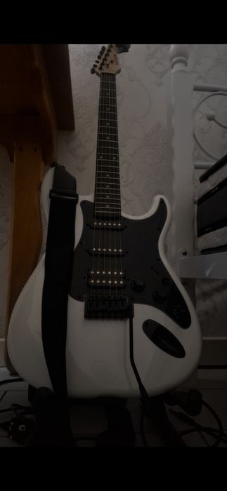 электрогитара черно белая