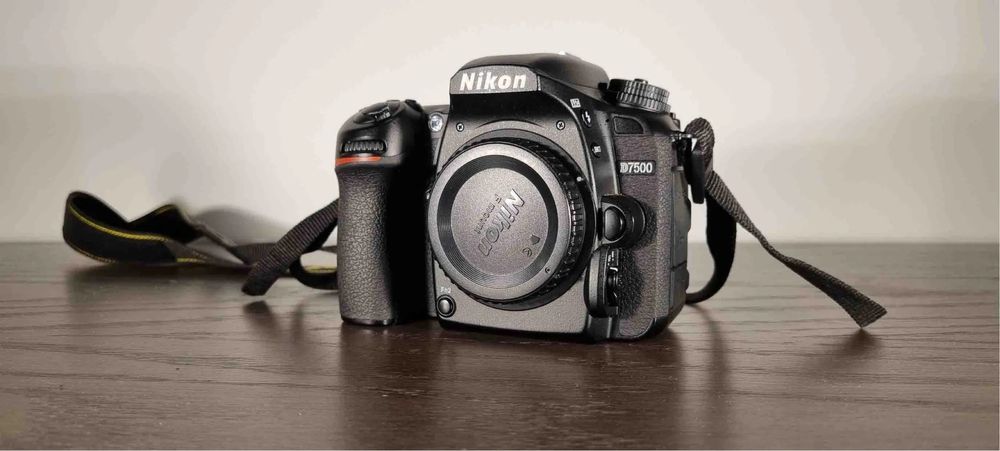 Apasat foto DSLR Nikon D7500