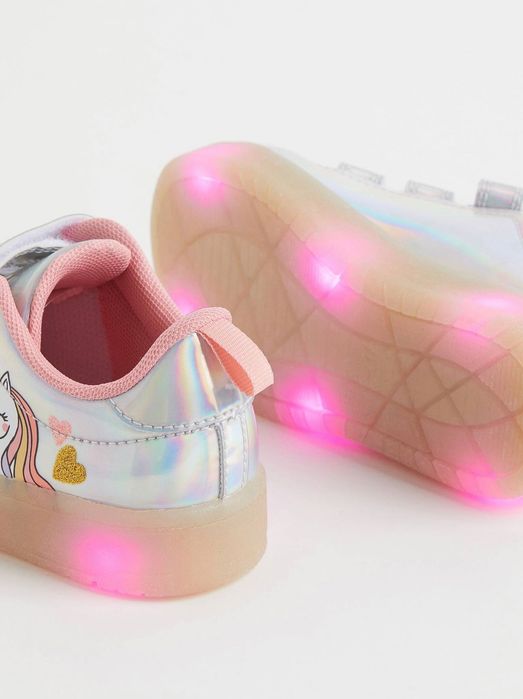 Adidași pentru copii H&M cu imaginea unui unicorn.
Mărimea 31.