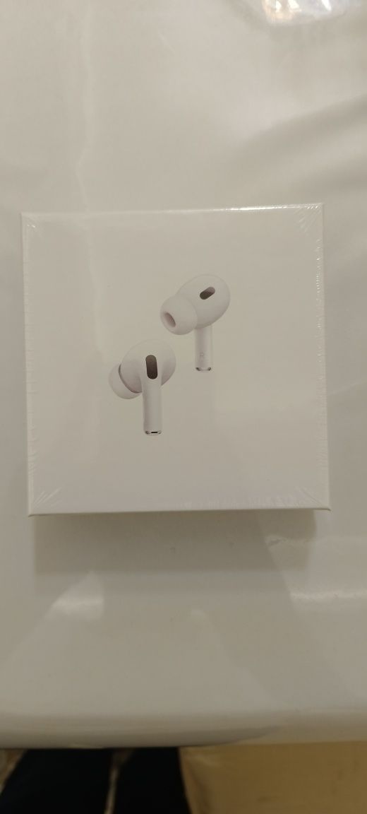 AirPods 2chi avlod magnit zaryadlash qutisi bilan. Yangi