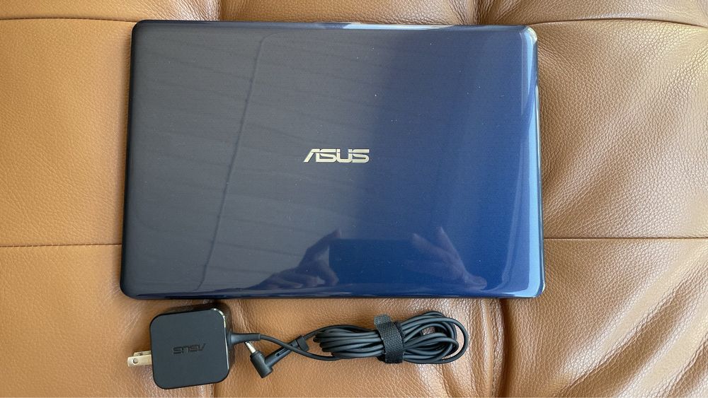 Asus E203M лаптоп