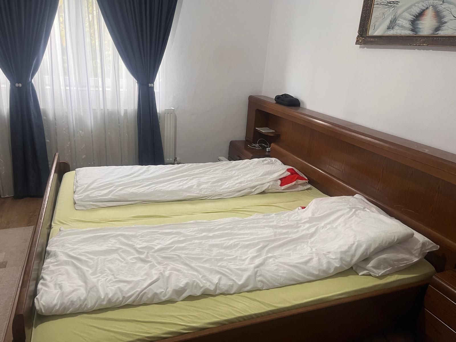 Vând Dormitor Complet din Lemn Masiv
