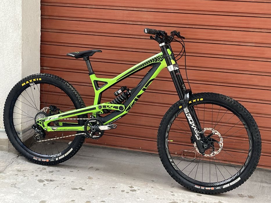 Колело за DH YT Tues CF Carbon 2017 27.5 L размер