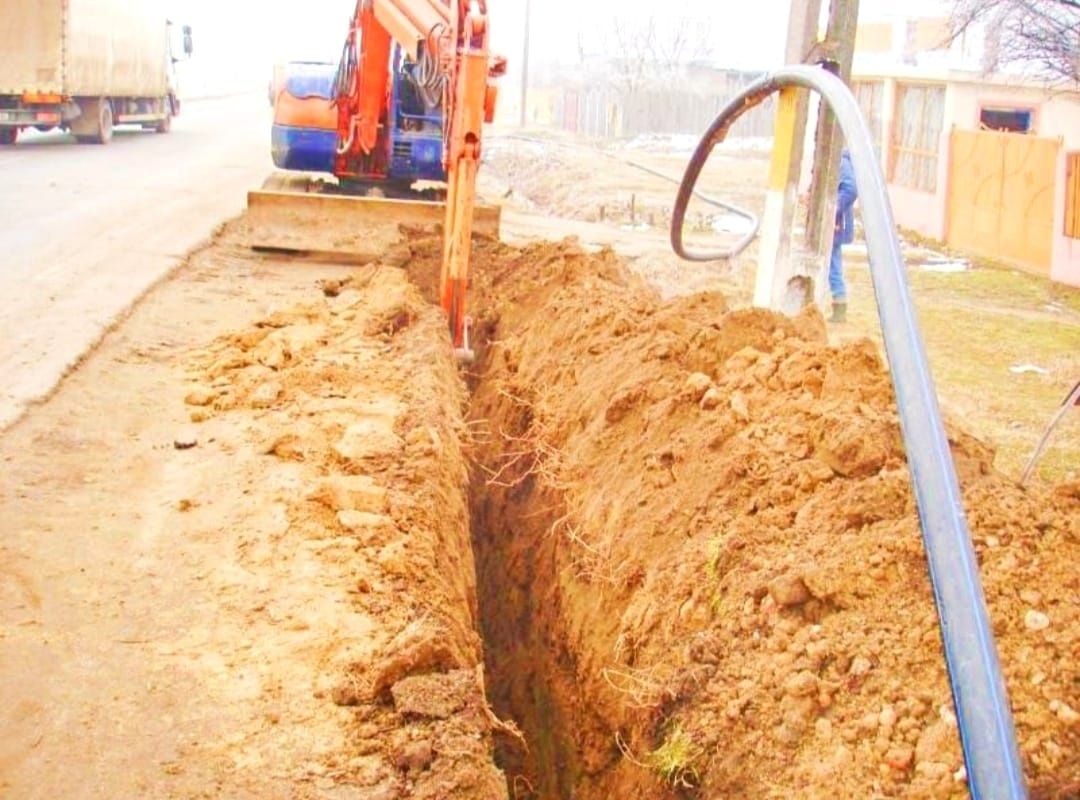 Escavator săpături fundați casă. Gard . Apă, gaze, cabluri electrice.