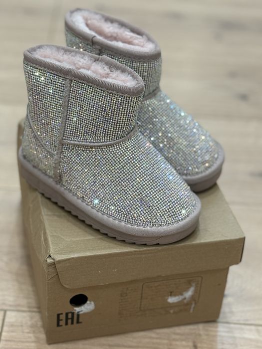 Угги для девочки 28 р.маломерит на 27. Новые