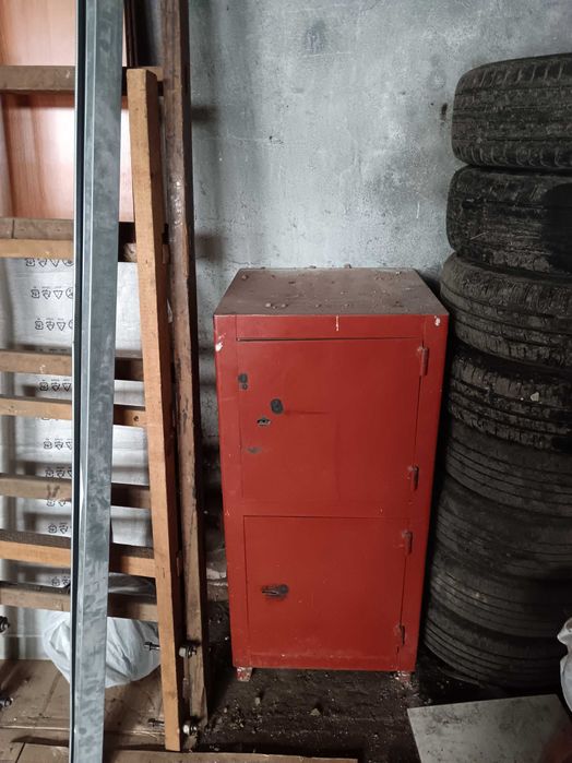 Продам сейф металлический