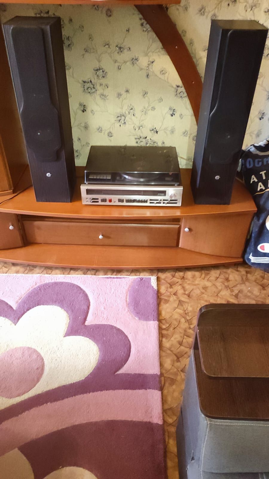 Продаю винтажную магнитолу Sanyo и немецкие столбы  CAT LEB