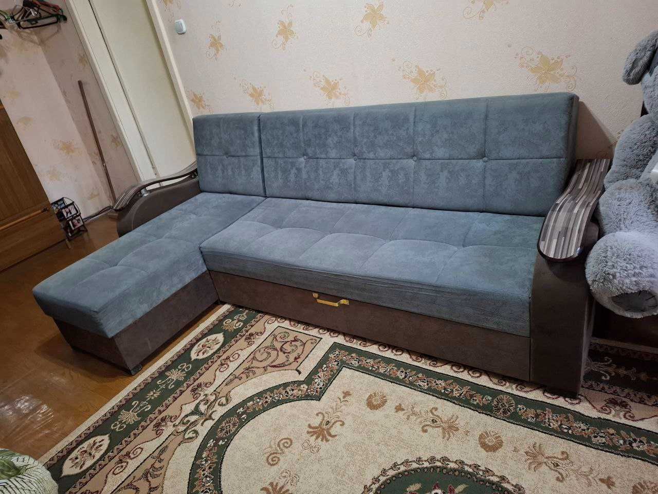 Юмшок диван сотилади
