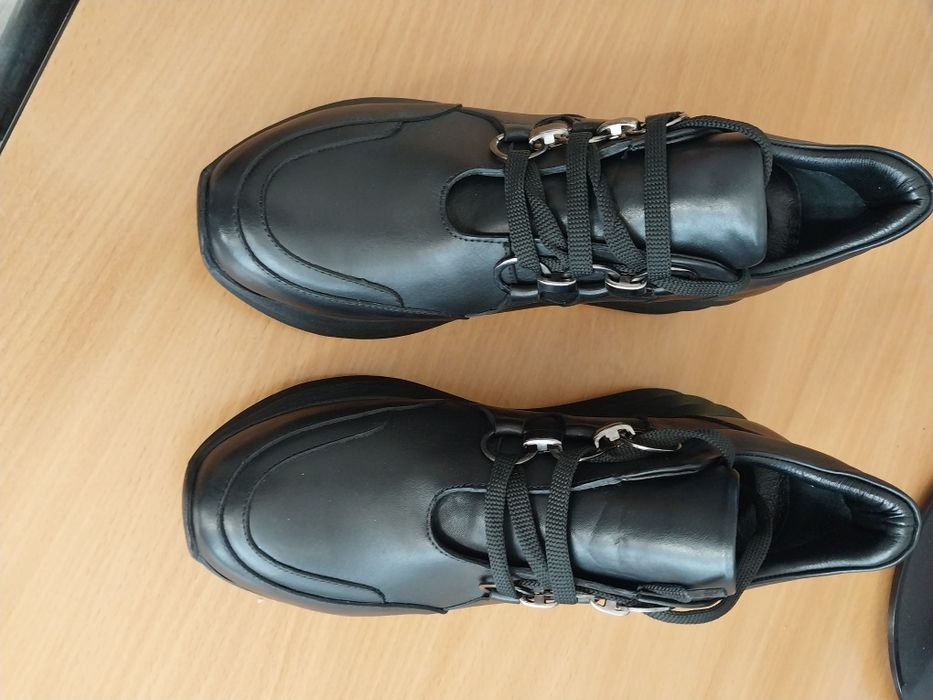 Кроссовки кожанные новые