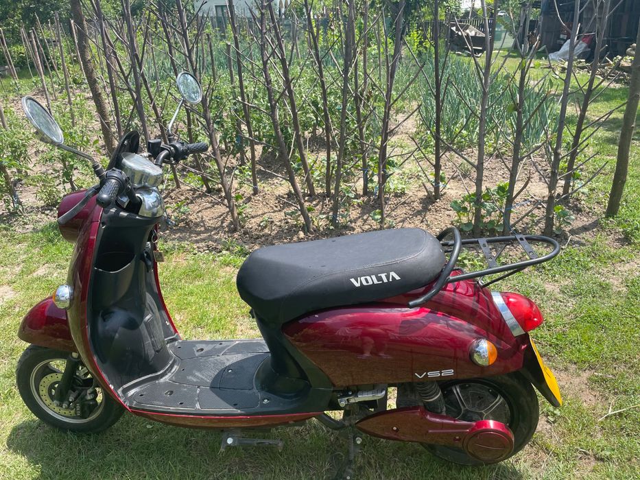 Scuter electric culoare roșie