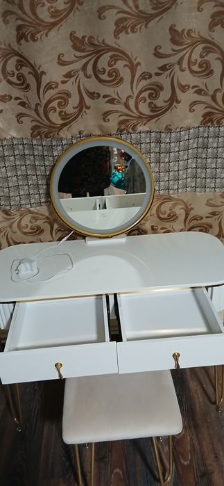 Masă de toaletă cu oglinda iluminată pt  doamne.