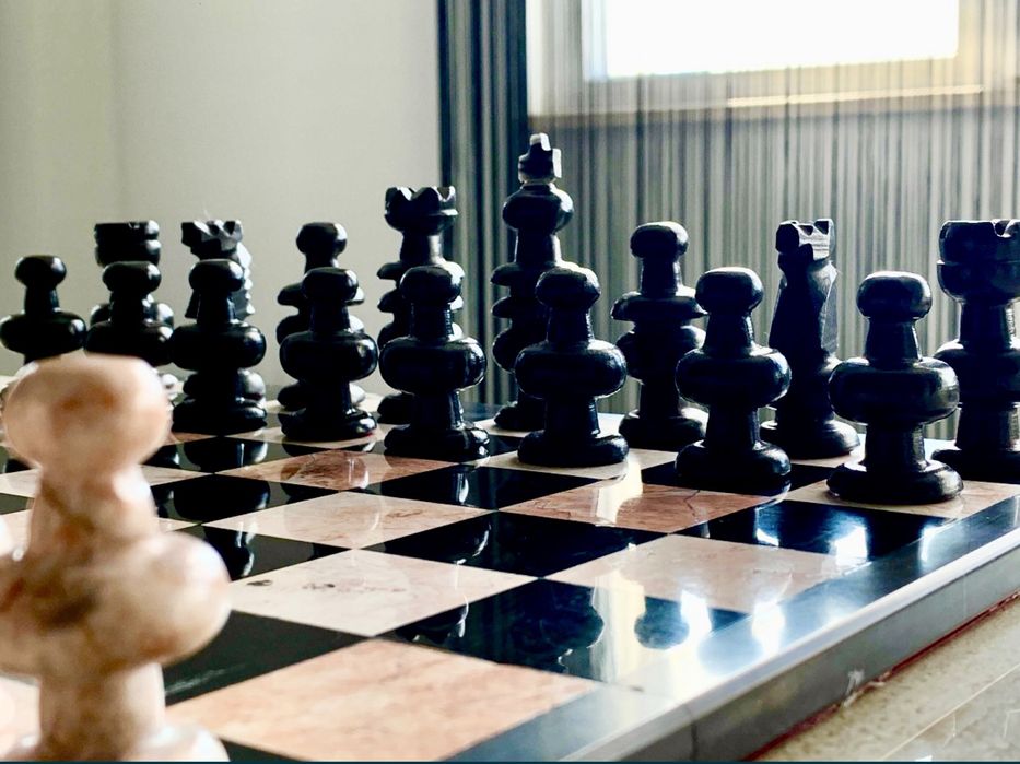 МРАМОРЕН ШАХ розови и черни фигури